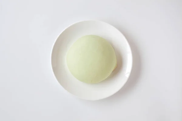 Verde ronda sartén de melón en la placa de primer plano aislado sobre fondo blanco — Foto de Stock