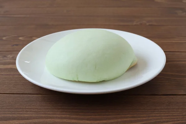 Verde ronda sartén de melón en la placa de primer plano aislado en la mesa de madera — Foto de Stock