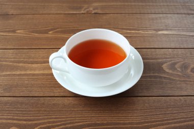 ahşap masada izole çay fincan