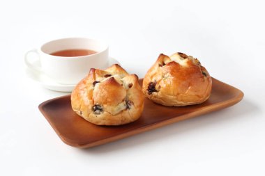 Beyaz arka plan üzerinde izole İngiliz çayı closeup ile kuru üzüm ekmek