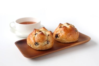 beyaz arka plan üzerinde izole İngiliz çayı ile kuru üzüm ekmek