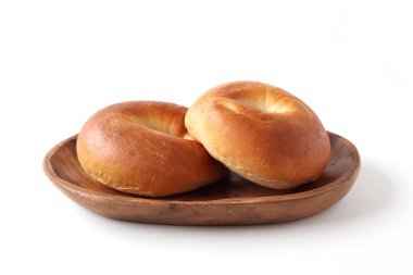 beyaz arka plan üzerinde ahşap plaka üzerinde düz simit ekmek