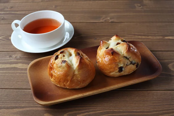 Raisin brood met Engelse thee geïsoleerd op houten tafel — Stockfoto