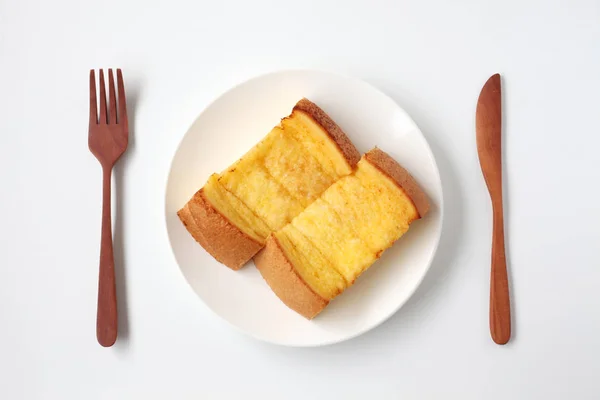 在白色背景上隔离的盘子上的法国烤面包 — 图库照片
