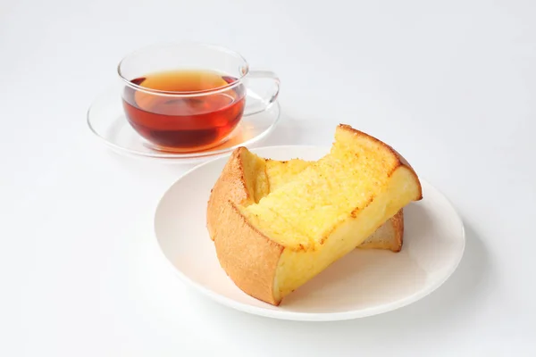 Tostadas francesas y taza de té aislado sobre fondo blanco — Foto de Stock