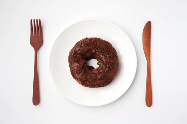 Chokolade matteret doughnut på plade isoleret på hvid baggrund - Stock-foto