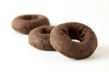 Beyaz arka plan üzerinde izole çikolatalı çörek