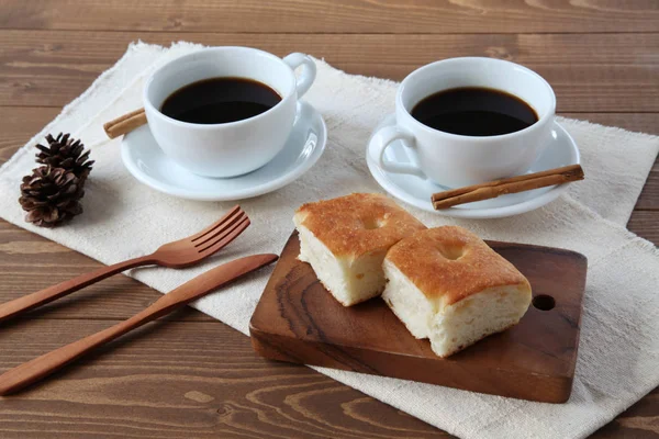 Pão Pizza Focaccia Mesa Madeira Com Xícara Café — Fotografia de Stock