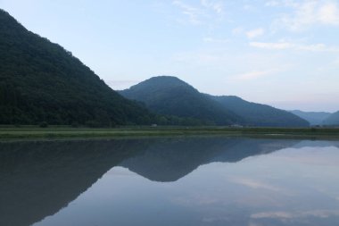 pirinç tarlasının su aynasındaki dağlar ve gökyüzü