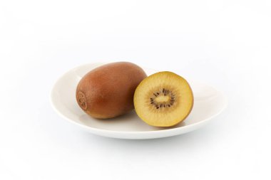 kiwifruit beyaz arkaplanda izole edilmiş