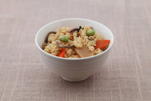 Japonés mezclado arroz con setas okowa takikomi gohan aislado en la mesa — Foto de Stock