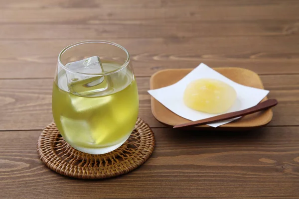 Glas kallt grönt te dryck med ris kaka isolerad på träbord — Stockfoto