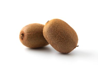 kiwifruit beyaz arkaplanda izole edildi