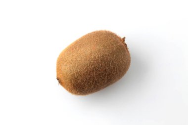 kiwifruit beyaz arkaplanda izole edildi