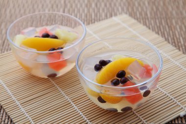 Japon tatlısı. Masada tek başına.