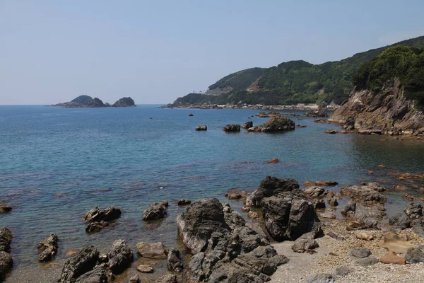 Japonya Wakayama 'da mavi denizli kayalık bir sahil. — Stok fotoğraf