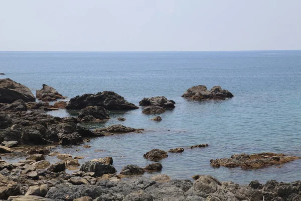 Costa rocosa con mar azul en wakayama Japón — Foto de Stock