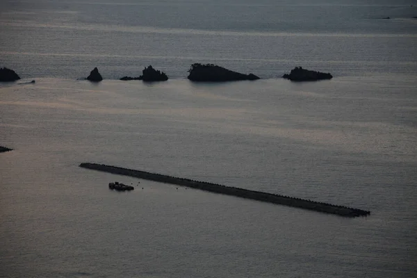 Hashikuiiwa famosas rocas en el mar por la mañana en wakayama Japón — Foto de Stock