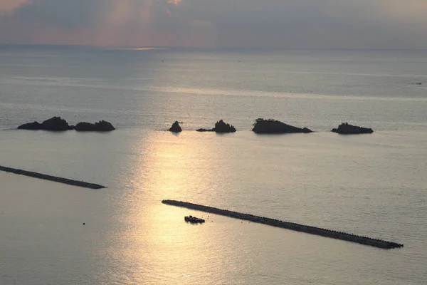 Hashikuiiwa beroemde rotsen op de zee in de ochtend in wakayama Japan — Stockfoto