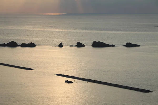 Hashikuiiwa famosas rocas en el mar por la mañana en wakayama Japón — Foto de Stock