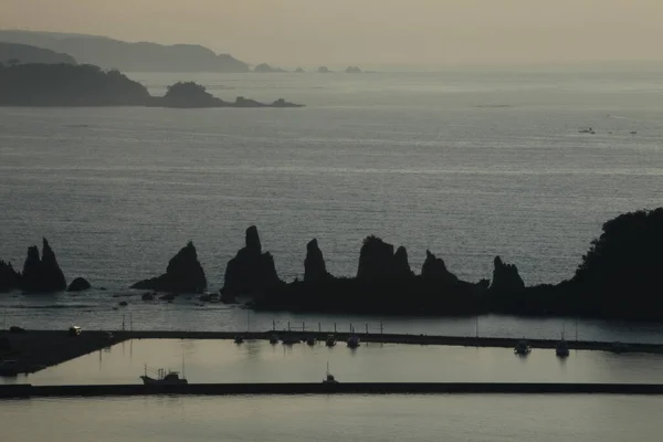Hashikuiiwa beroemde rotsen op de zee in de ochtend in wakayama Japan — Stockfoto