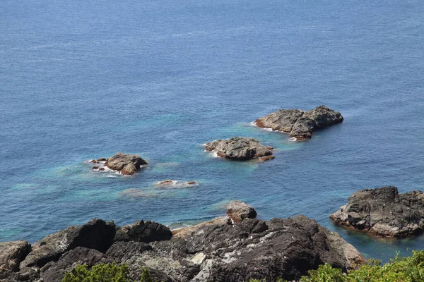 和歌山県の青い海を持つ岩礁海岸｜Japan — ストック写真