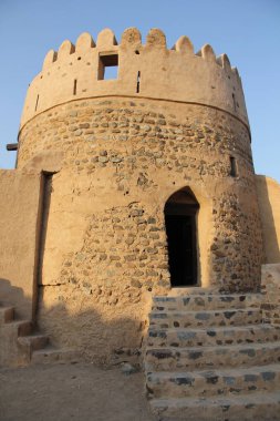 Fujaira yolunda mezar.