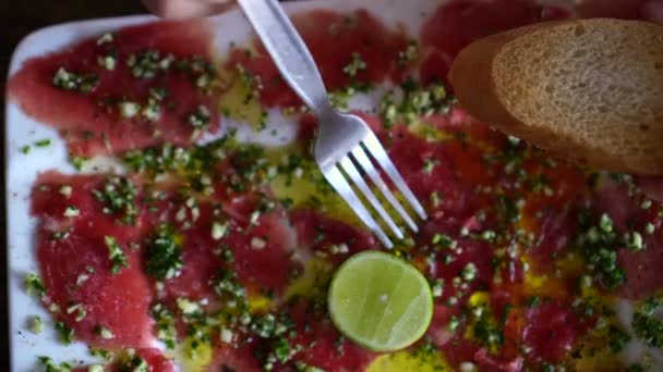 Mano Tomando Carpaccio Baguette Comiendo Cocina Italiana — Vídeos de Stock