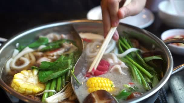 トウモロコシとスライスした肉豚しゃぶしゃぶ の中国スタイルの鍋 — ストック動画