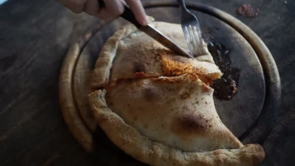 Pizza Calzone Hojaldre Con Mano Cuchillo Corte Vídeo — Vídeos de Stock