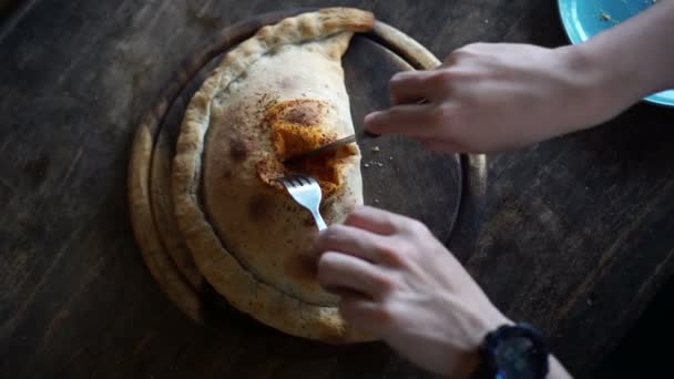 Pizza Calzone Van Het Bladerdeeg Met Hand Mes Snijden Video — Stockvideo