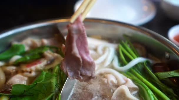 Chinese Stijl Hot Pot Met Maïs Gesneden Vlees Varkensvlees Shabu — Stockvideo