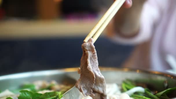 Sumergir Carne Rodajas Una Olla Caliente Shabu Sopa Estilo Asiático — Vídeos de Stock