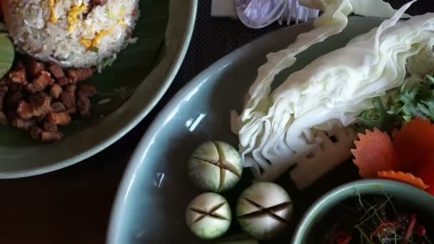 Рука Їдять Традиційні Страви Тайської Перець Чилі Пасти — стокове відео