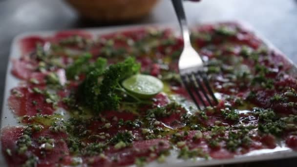 Carpaccio Ternera Con Aceite Oliva Ajo — Vídeo de stock