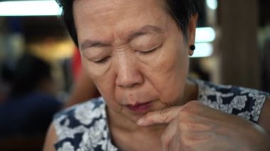 Menüye bakarken düşünüyorum Asya kadın kıdemli