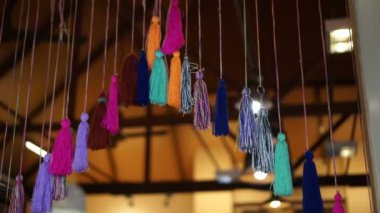 Kapı renkli süslemeleri video 4 k asılı süsleme püsküllü