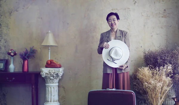 Aziatische Senior Vrouw Vintage Retro Mode Met Reizen Bagage Luxe — Stockfoto