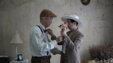 Retro elbiseli Asya kıdemli çift soyut 4 k seviyorum ayarı bez birbirlerine yardım