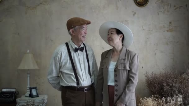 亚洲资深夫妇在老式时装服装聊天 — 图库视频影像