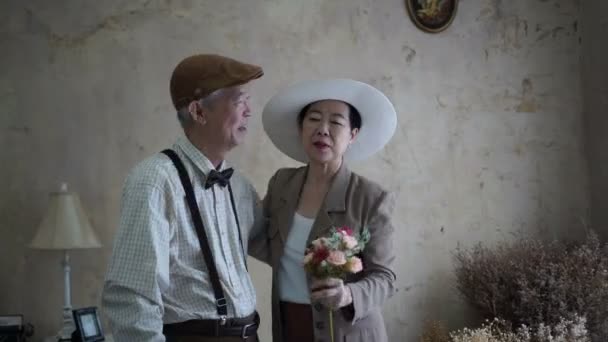 Casal Sênior Asiático Namoro Vestido Vintage Dando Flores — Vídeo de Stock