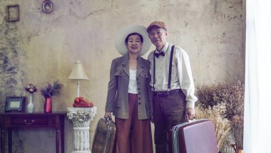 Vintage retro moda Asya kıdemli iki lüks seyahat etmek emeklilik sonra