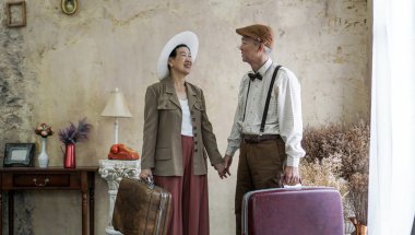 Vintage retro moda Asya kıdemli iki lüks seyahat etmek emeklilik sonra