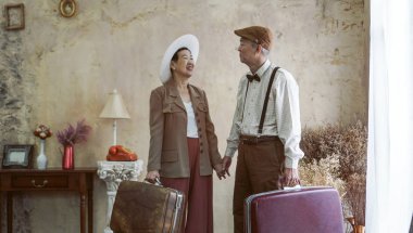 Vintage retro moda Asya kıdemli iki lüks seyahat etmek emeklilik sonra