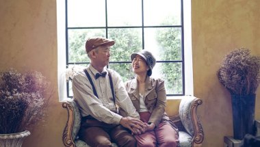 Vintage retro tarzı lüks evde Toskana stil sarı duvar ile elbise Asya kıdemli çift