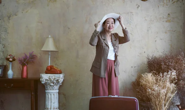 Asiatische Seniorin Vintage Retro Mode Mit Reisegepäck Luxus Retriever Leben — Stockfoto