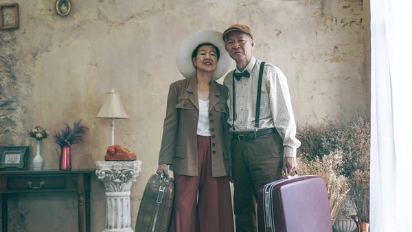 Moda Retro Vintage Azjatyckich Para Starszy Luksusowych Podróży Przejściu Emeryturę — Zdjęcie stockowe