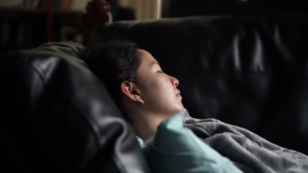 Азиатская Женщина Больная Одна Спит Диване Одеялом Видео — стоковое видео