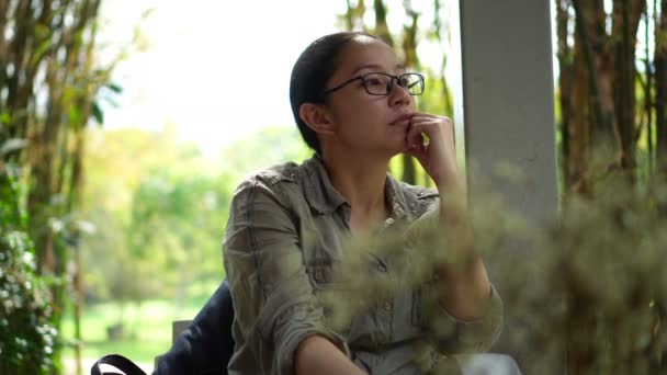 Mixte Race Asiatique Femme Asseoir Détendre Penser Dans Café Jardin — Video