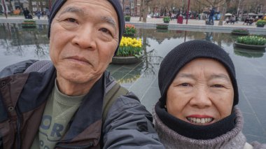 Avrupa'ya Asya kıdemli çift retirment seyahat